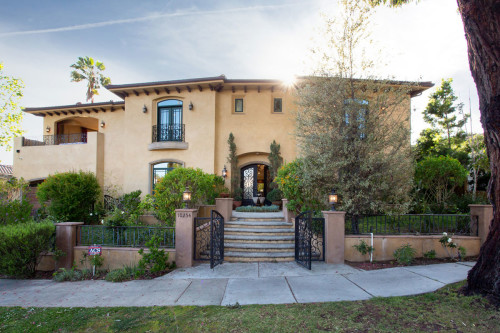 Spanish-style residential building used by 1 Method Center in Los Angeles