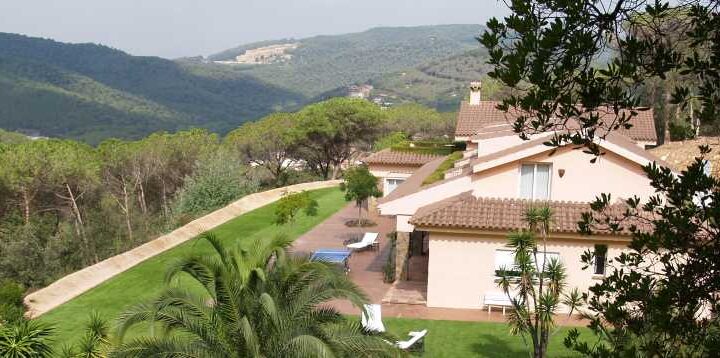 CITA Clínica residence and wooded hillside in Dosrius near Barcelona