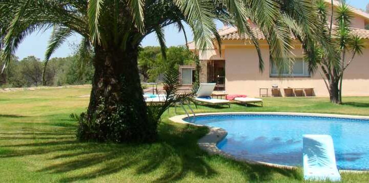 Garden, swimming pool and residential building at CITA Clínica in Dosrius