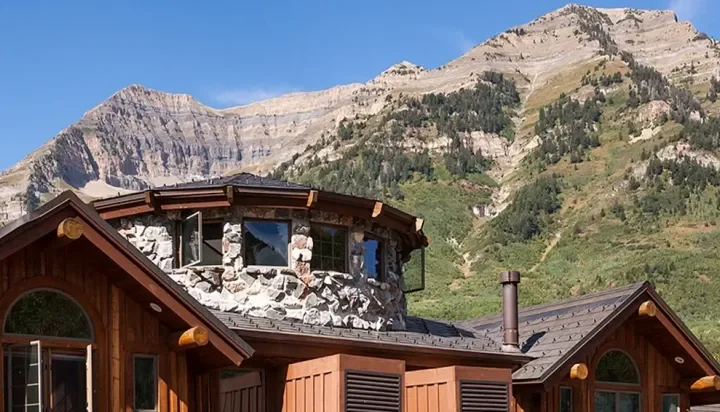 Cirque Lodge building beneath the mountains in Sundance, Utah