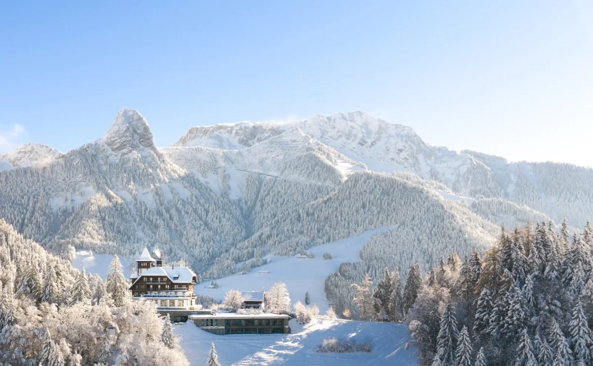 Clinic Les Alpes building in a snowy mountain setting