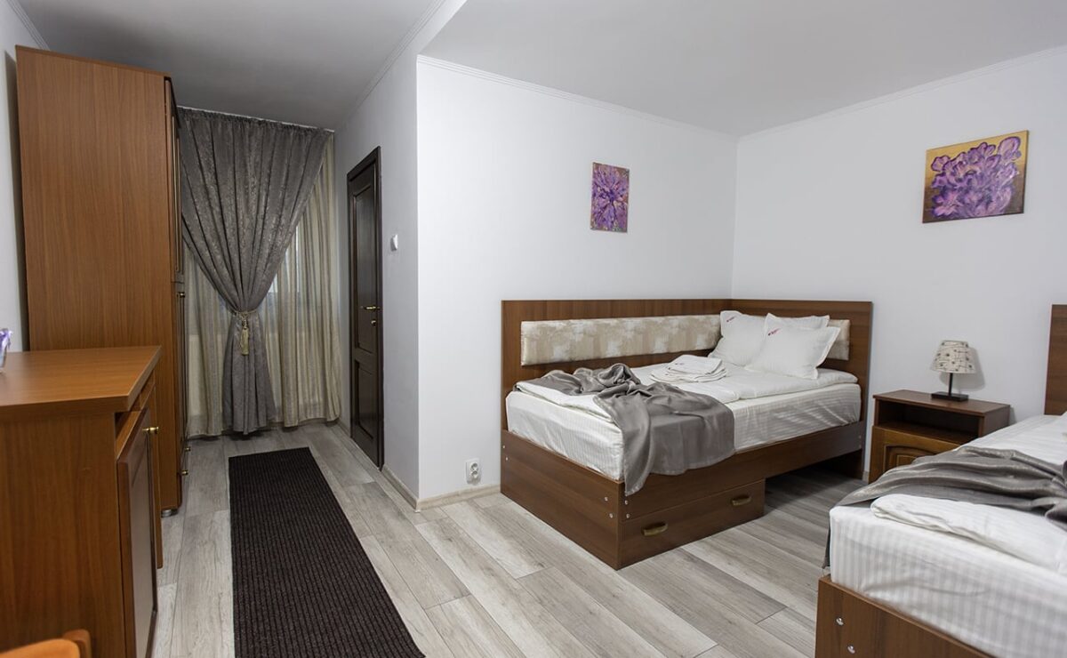 Twin residential bedroom with en-suite access at Complete Rehab Plus in Bacău