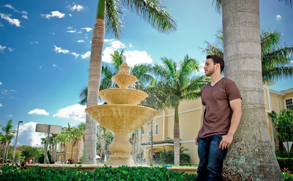 Futures Recovery Healthcare building and fountain on the Tequesta campus