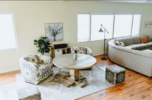 Bright furnished lounge at Laguna Shores Mental Health in Laguna Niguel