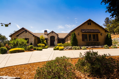 Landscaped exterior of New Dawn Treatment Centers' Villa Ladera residence in Loomis