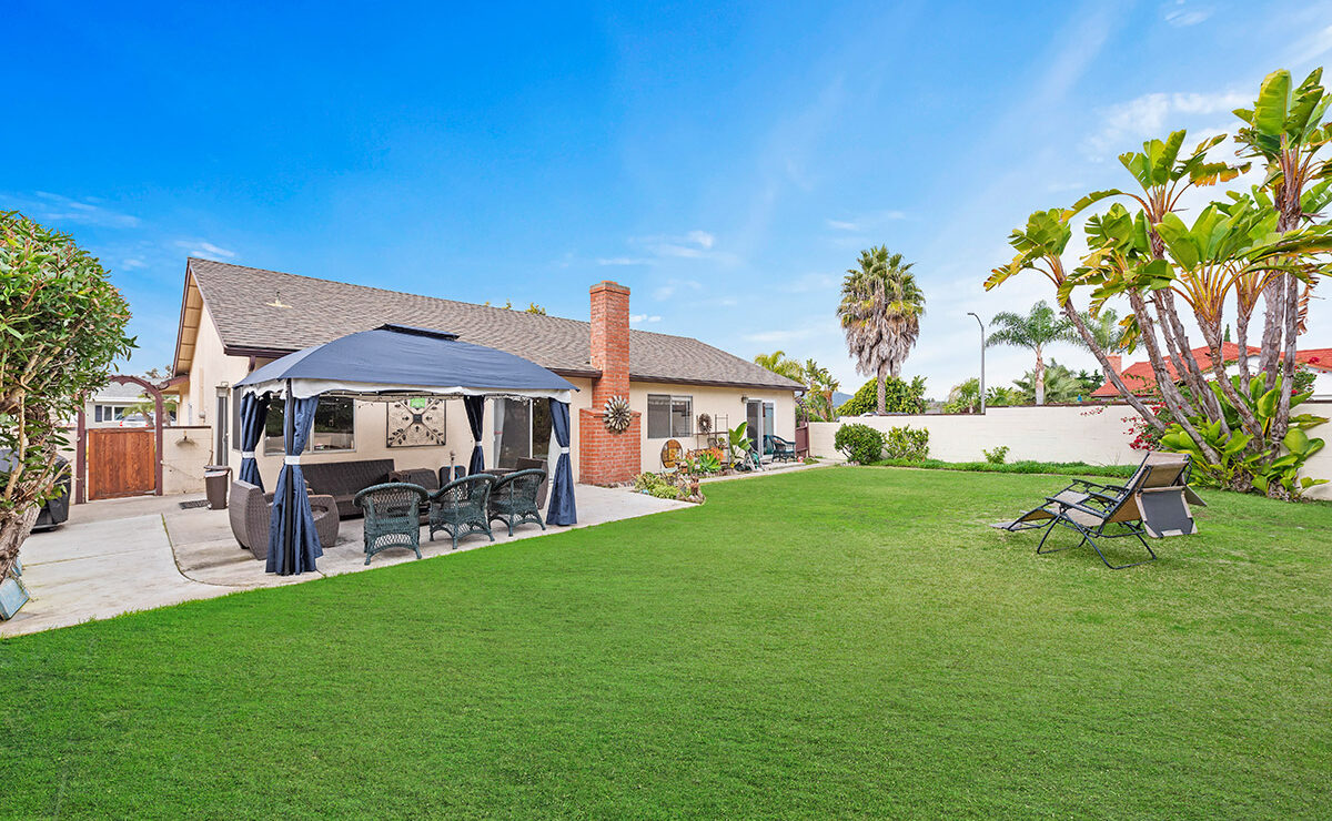 Backyard and patio at an Ocean Hills Recovery Dana Point residential and detox facility