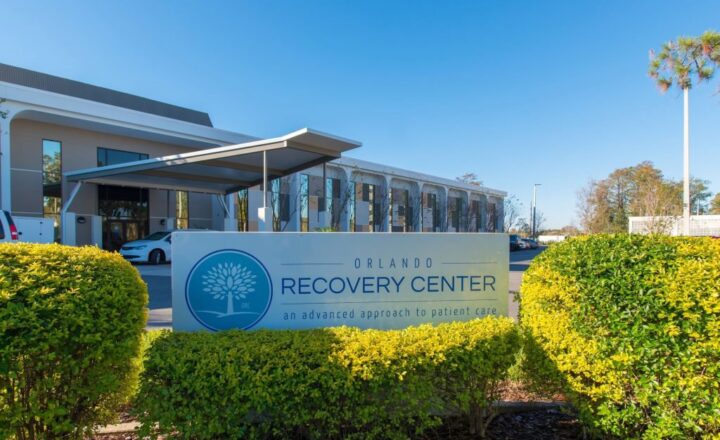 Entrance and sign at Orlando Recovery Center on Lake Ellenor Drive