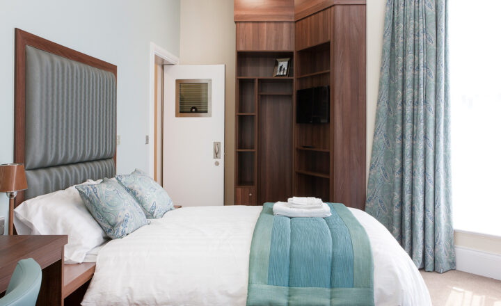 Bedroom and ensuite at Priory Hospital Woodbourne in Birmingham