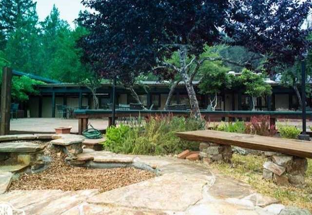 Wooded outdoor courtyard at Serenity Knolls residential treatment campus