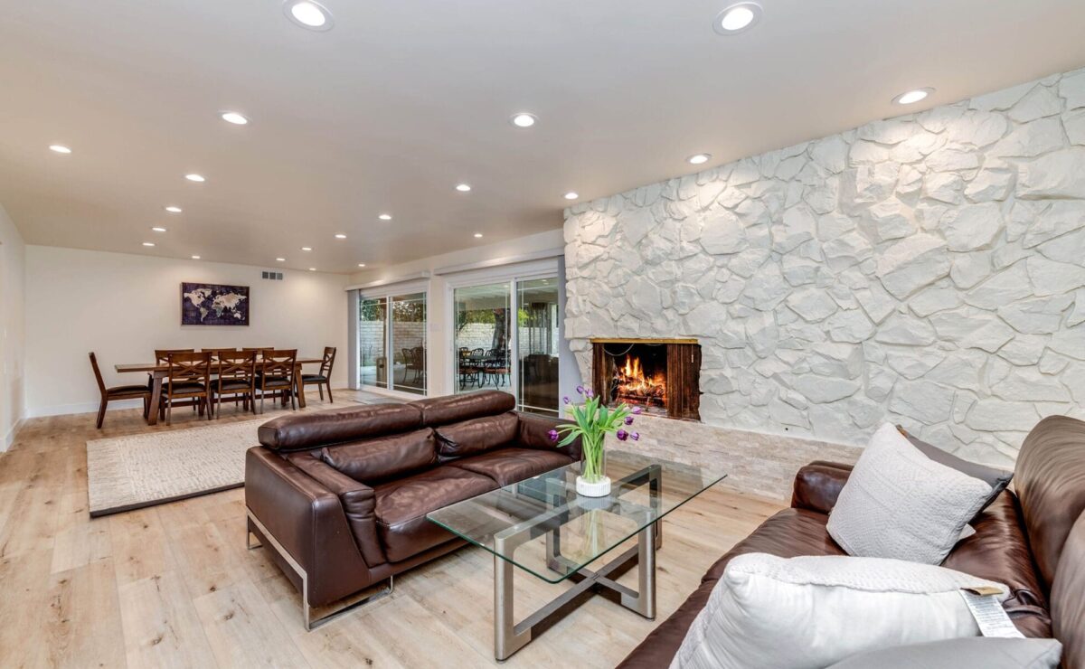 Residential lounge at Simonds Recovery Centers in Granada Hills
