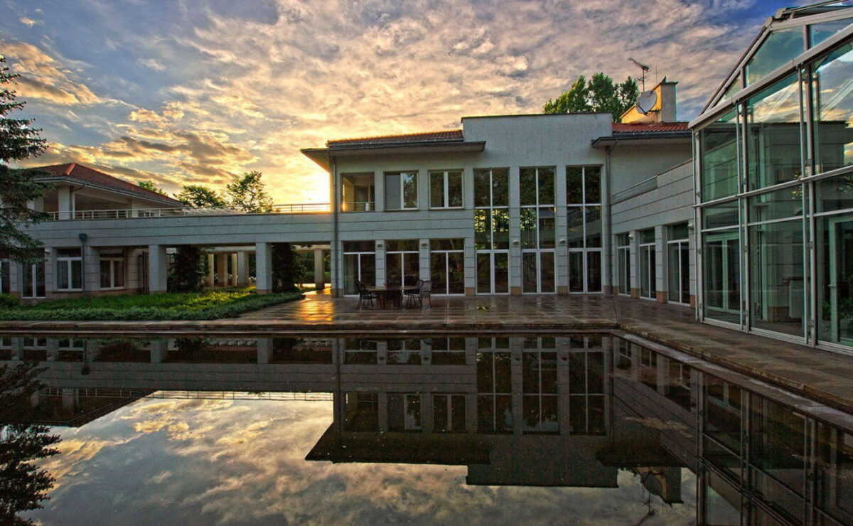 Exterior of Zeus Detox & Rehab in Łomianki Dolne, Poland
