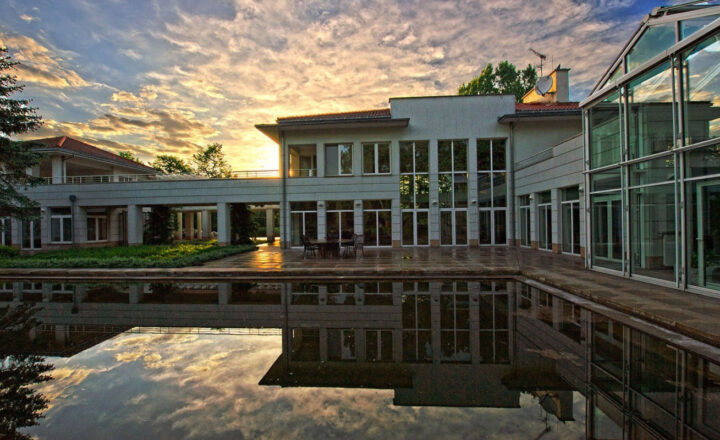 Exterior of Zeus Detox & Rehab in Łomianki Dolne, Poland