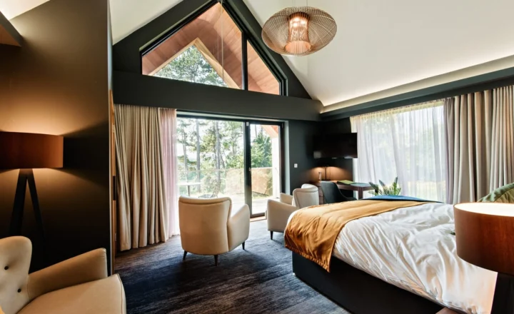 Bedroom with en-suite facilities at Delamere