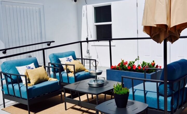 Outdoor seating patio at Jackson House Addiction Treatment San Diego