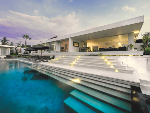 Villa and swimming pool at the 21Renew residential program in Bali