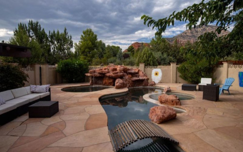 Outdoor walkway and landscaped grounds at Alternative to Meds Center in Sedona