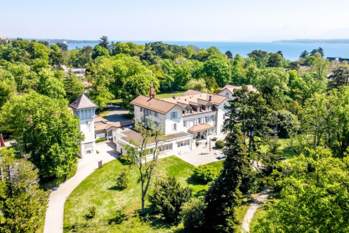 Historic Clinique La Métairie building and garden at the Nyon campus
