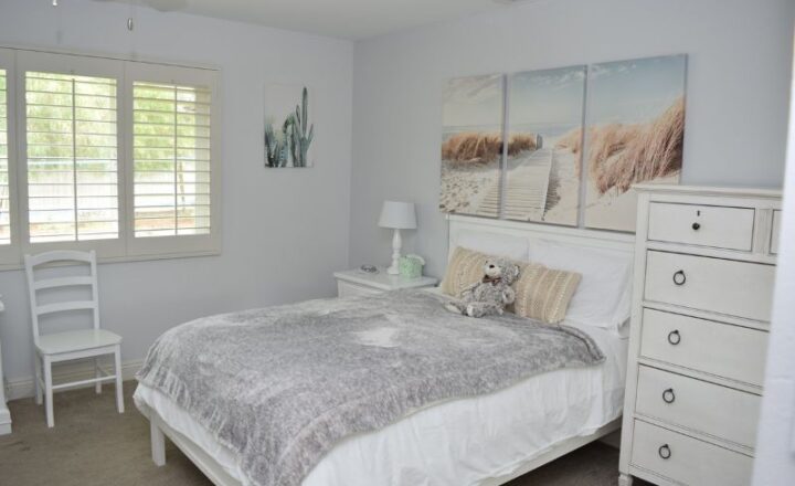 Swimming pool and landscaped grounds at La Ventana Treatment Programs in Thousand Oaks