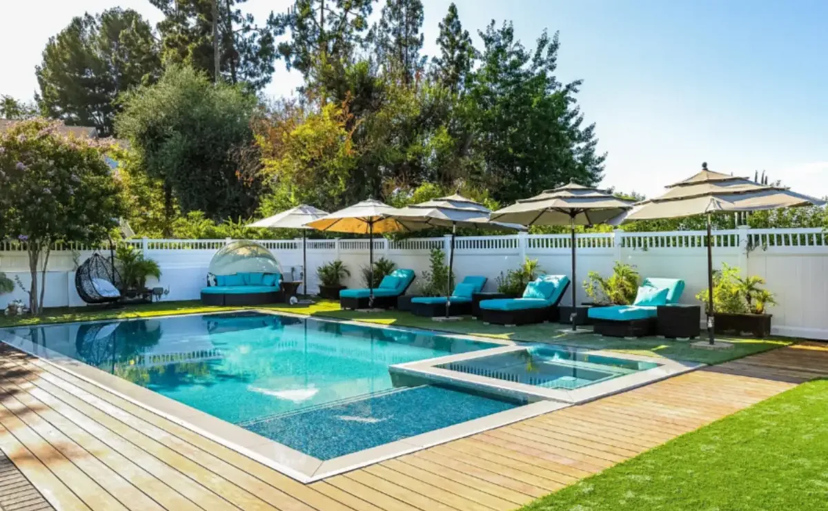 Exterior and pool area at Legacy Healing Center Cassandra in Tarzana, California