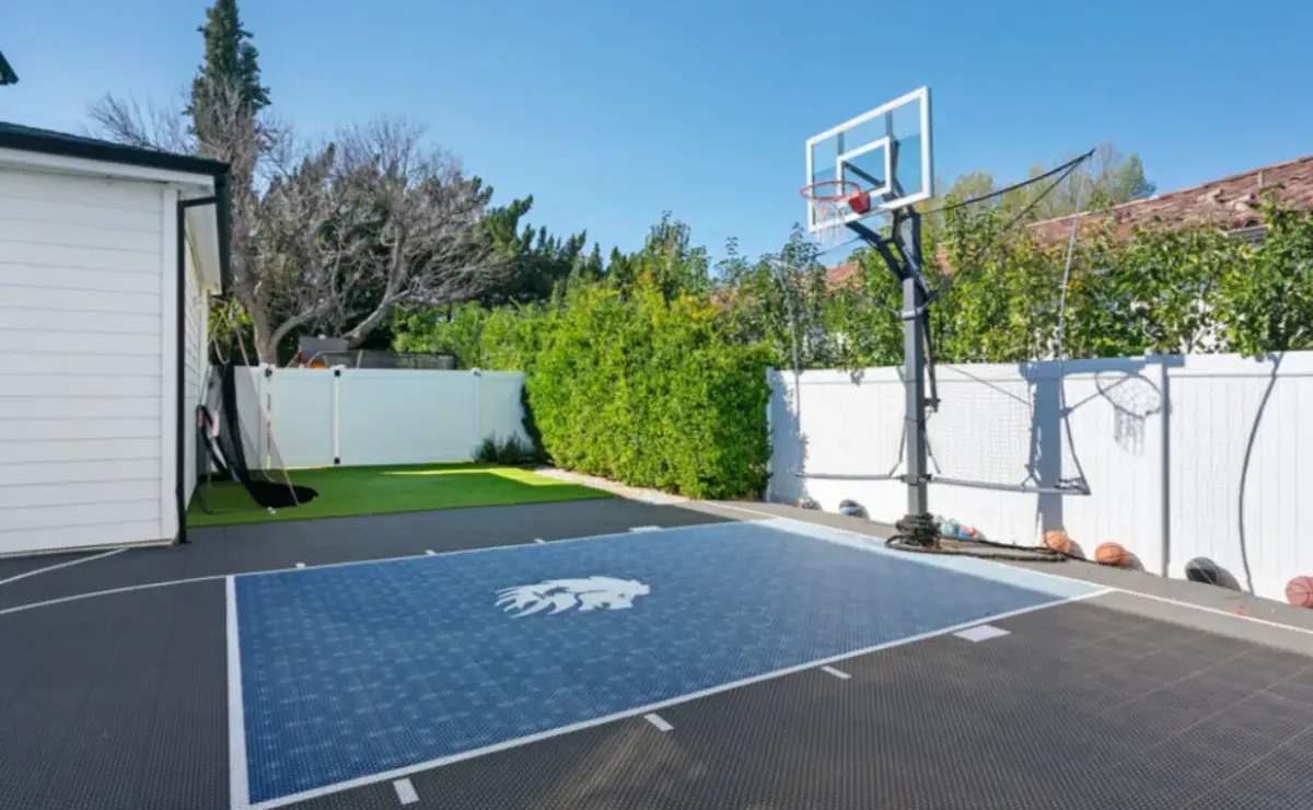Exterior and basketball area at Legacy Healing Center Veloz in Tarzana, California