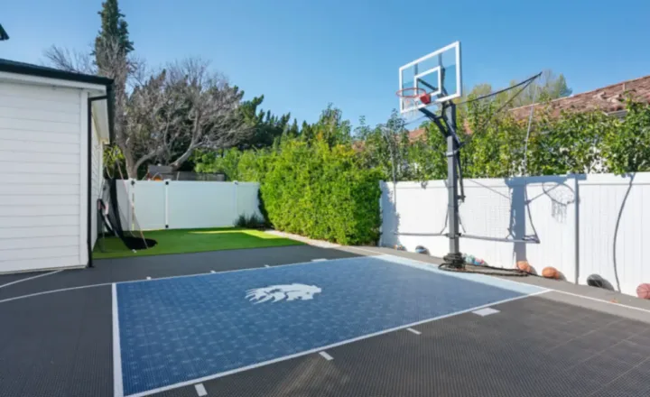 Exterior and basketball area at Legacy Healing Center Veloz in Tarzana, California