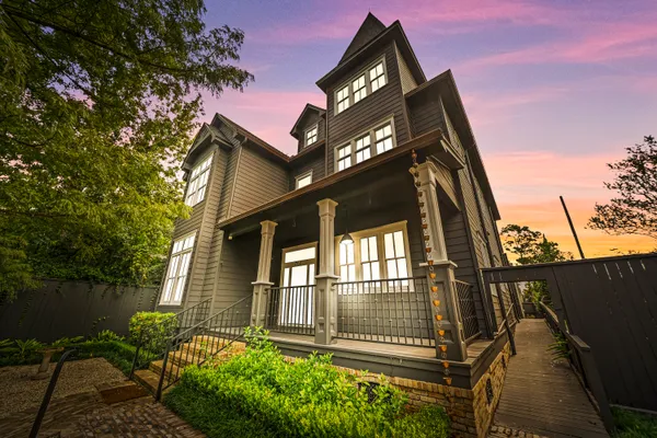Front exterior of the Luna Integrative Care residential facility in Houston