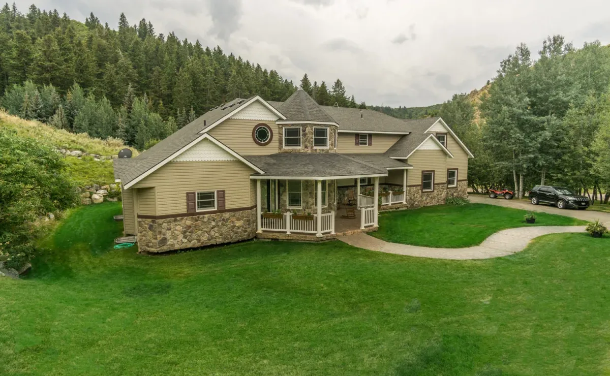 Exterior of the Moonlight Mountain Recovery residential campus in Pocatello, Idaho