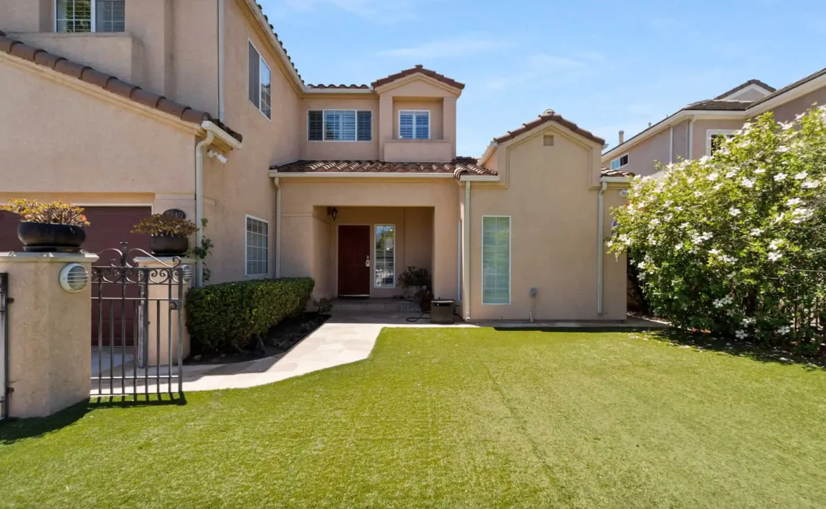 Exterior and landscaped yard at Purposes Recovery West in Los Angeles