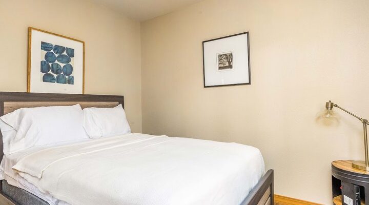 Bedroom at Sandstone Care Teen Center at Cascade