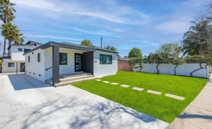 Residential building and lawn at Vanity Detox Center in Reseda, California