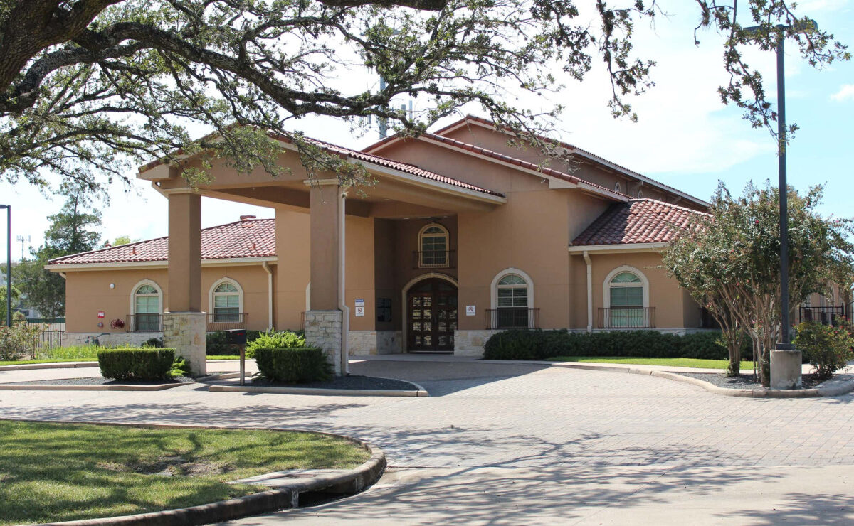 Exterior entrance and covered driveway at Virtue Recovery Center Houston