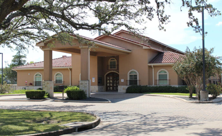 Exterior entrance and covered driveway at Virtue Recovery Center Houston